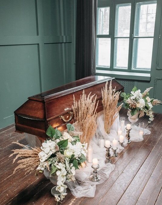 Trumna pogrzebowa – ile kosztuje i jak wybrać właściwą dla zmarłego?