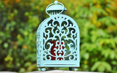 Znicz metalowy w formie kapliczki – trwałość i piękno w jednym